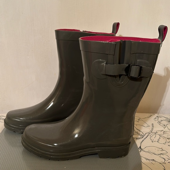 Boots - Picture 2 of 4